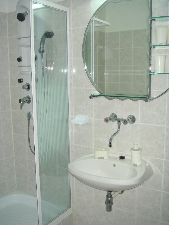 Roza Hotel Es Apartmanhaz Esztergom Rum bild