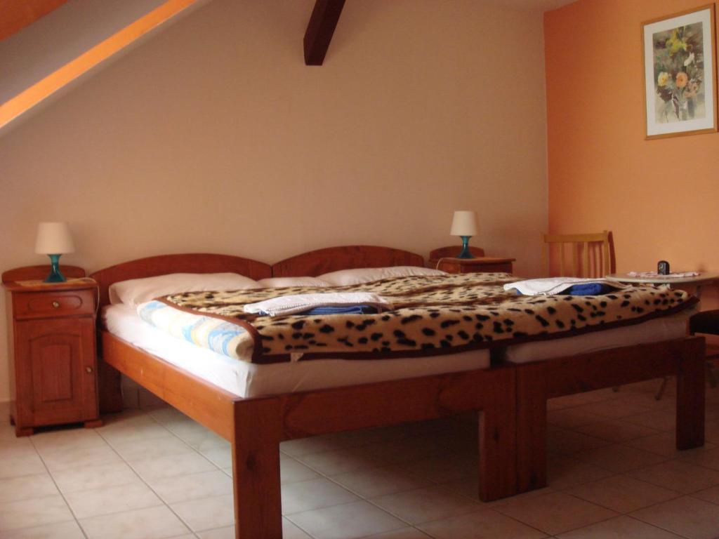 Roza Hotel Es Apartmanhaz Esztergom Rum bild
