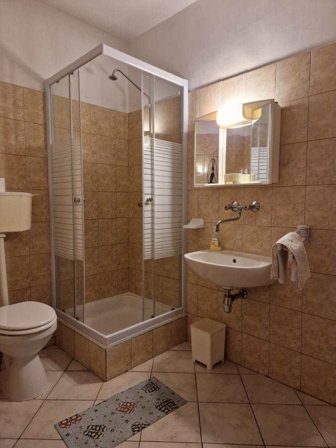 Roza Hotel Es Apartmanhaz Esztergom Exteriör bild