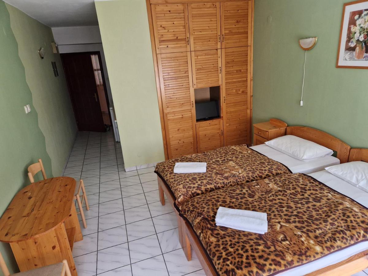 Roza Hotel Es Apartmanhaz Esztergom Exteriör bild