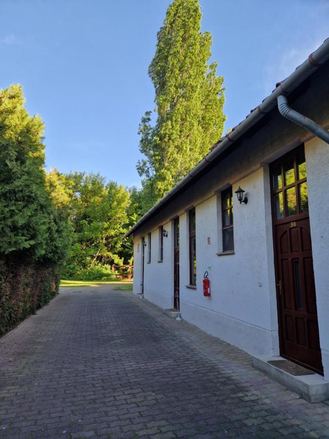 Roza Hotel Es Apartmanhaz Esztergom Exteriör bild