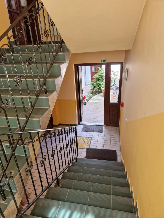 Roza Hotel Es Apartmanhaz Esztergom Exteriör bild