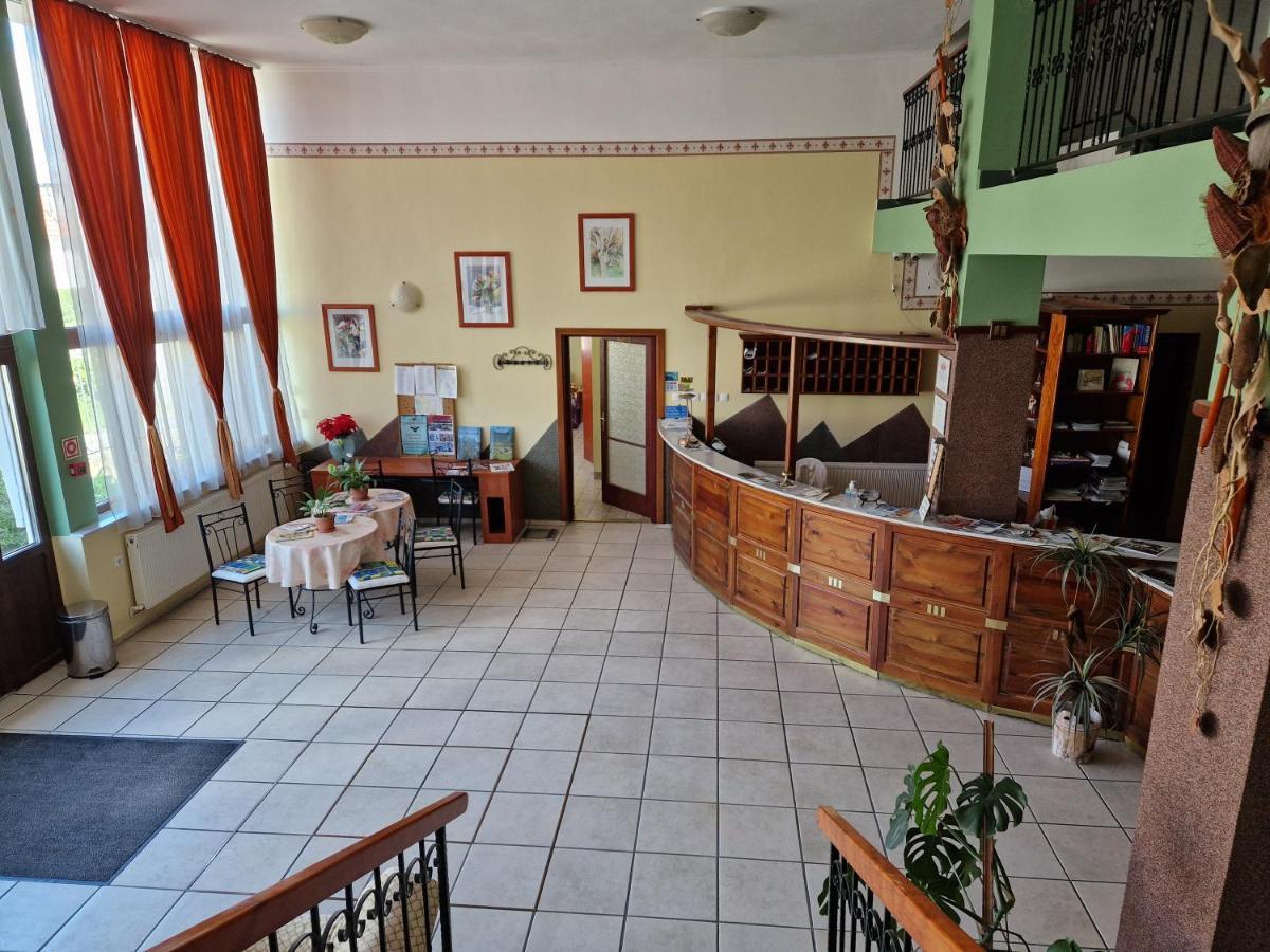 Roza Hotel Es Apartmanhaz Esztergom Exteriör bild
