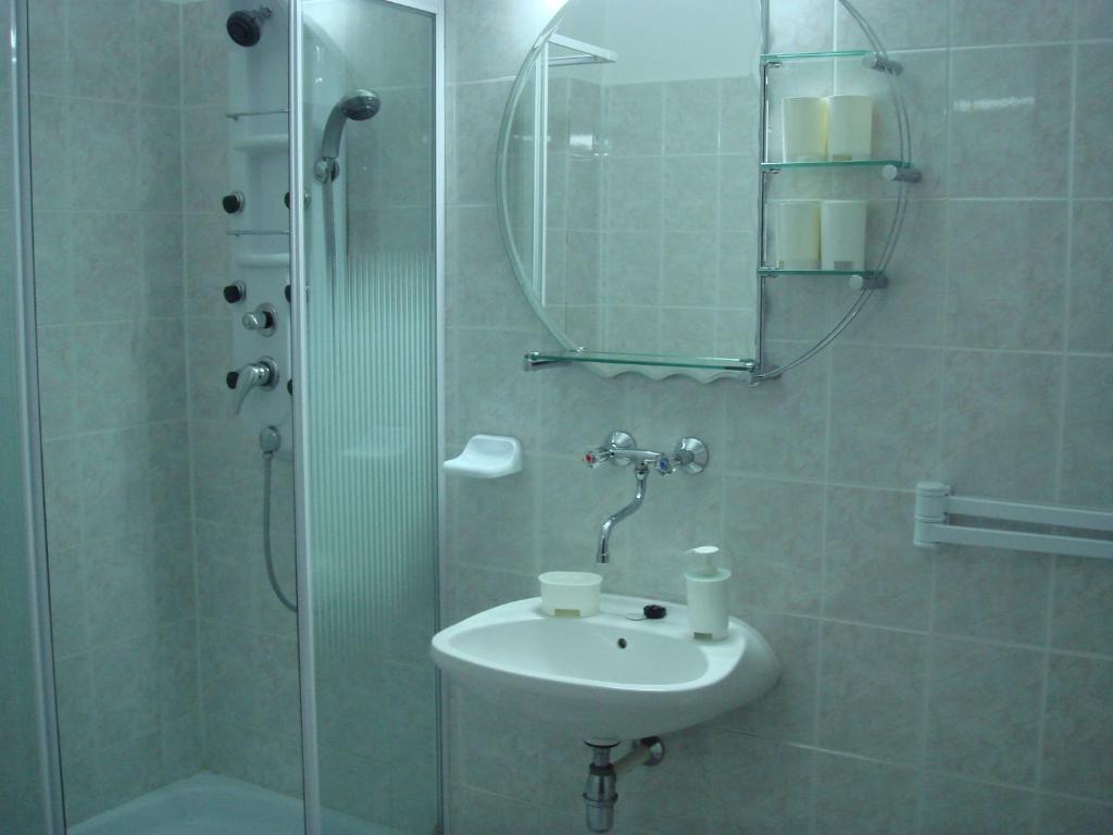 Roza Hotel Es Apartmanhaz Esztergom Rum bild