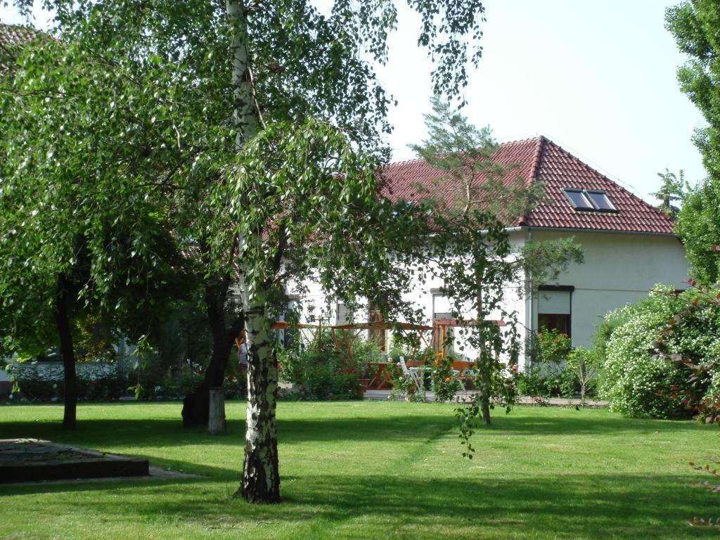Roza Hotel Es Apartmanhaz Esztergom Exteriör bild