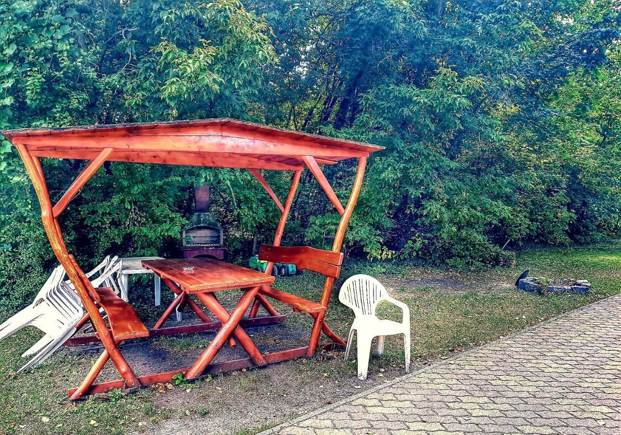 Roza Hotel Es Apartmanhaz Esztergom Exteriör bild