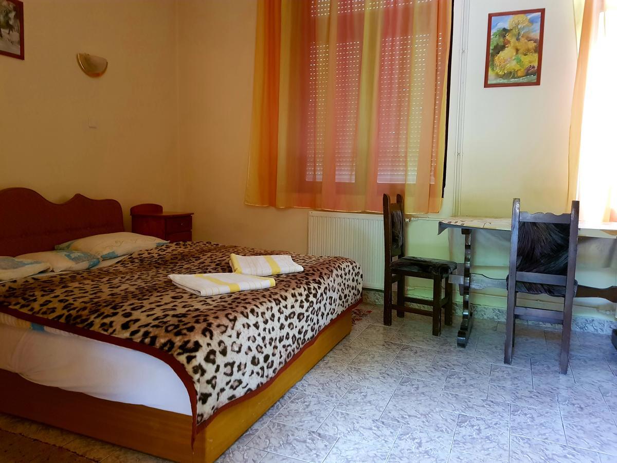 Roza Hotel Es Apartmanhaz Esztergom Exteriör bild