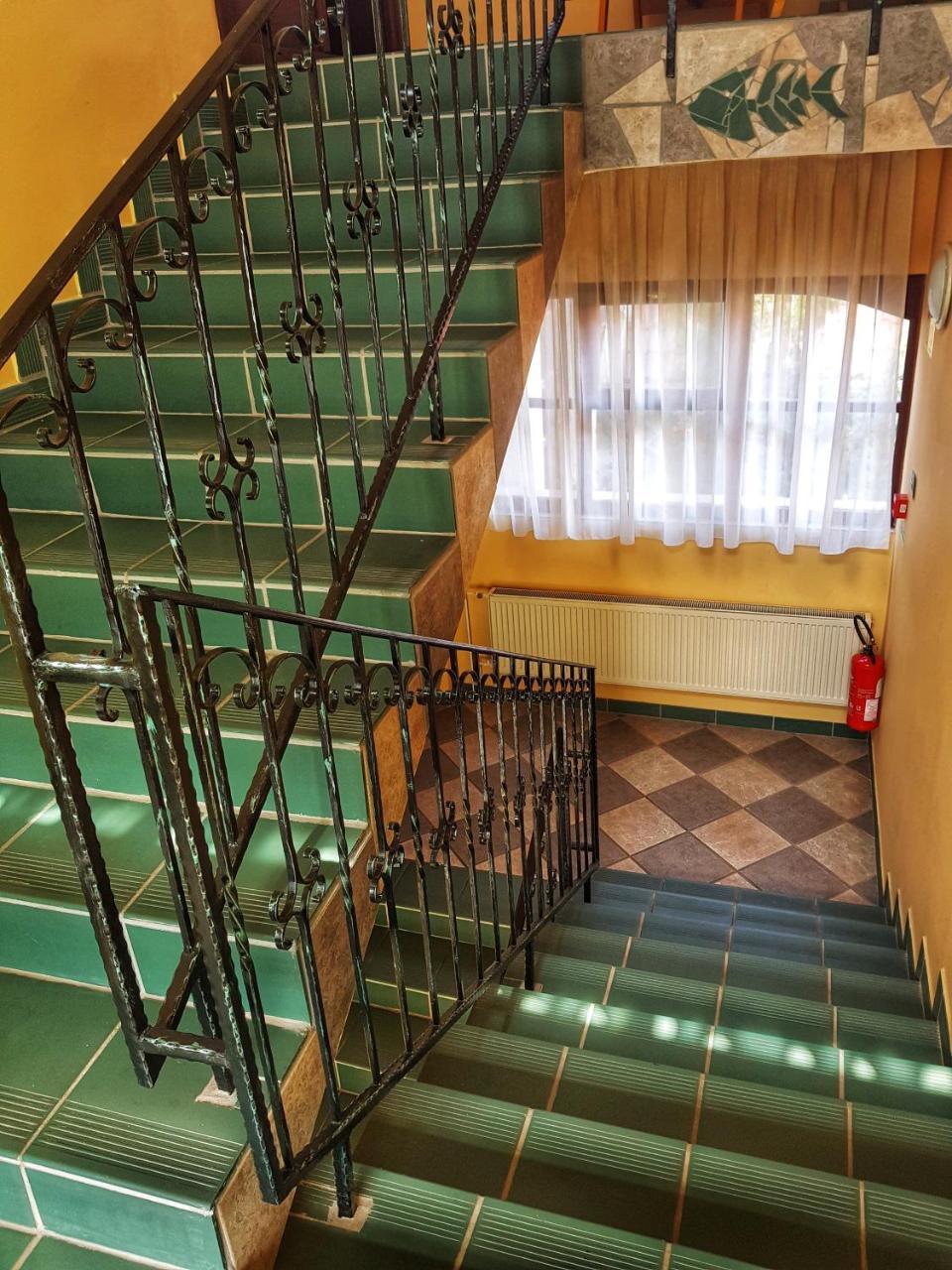 Roza Hotel Es Apartmanhaz Esztergom Exteriör bild