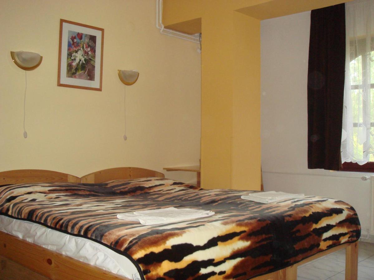 Roza Hotel Es Apartmanhaz Esztergom Rum bild