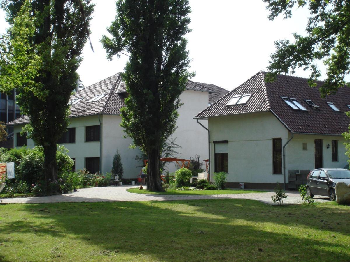 Roza Hotel Es Apartmanhaz Esztergom Exteriör bild