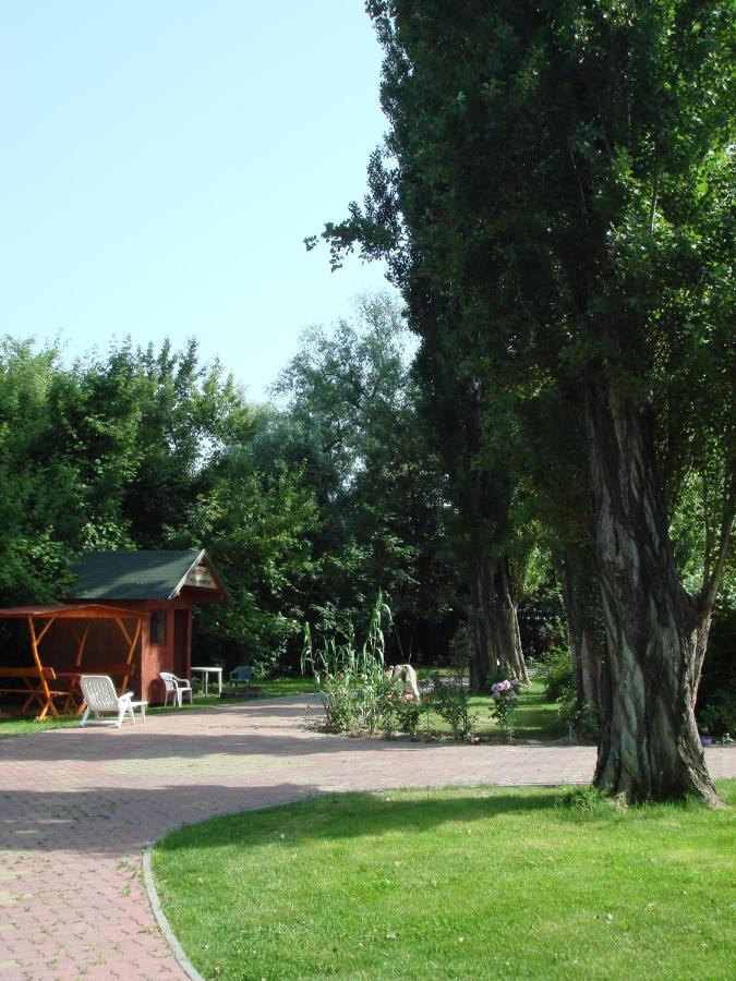 Roza Hotel Es Apartmanhaz Esztergom Exteriör bild