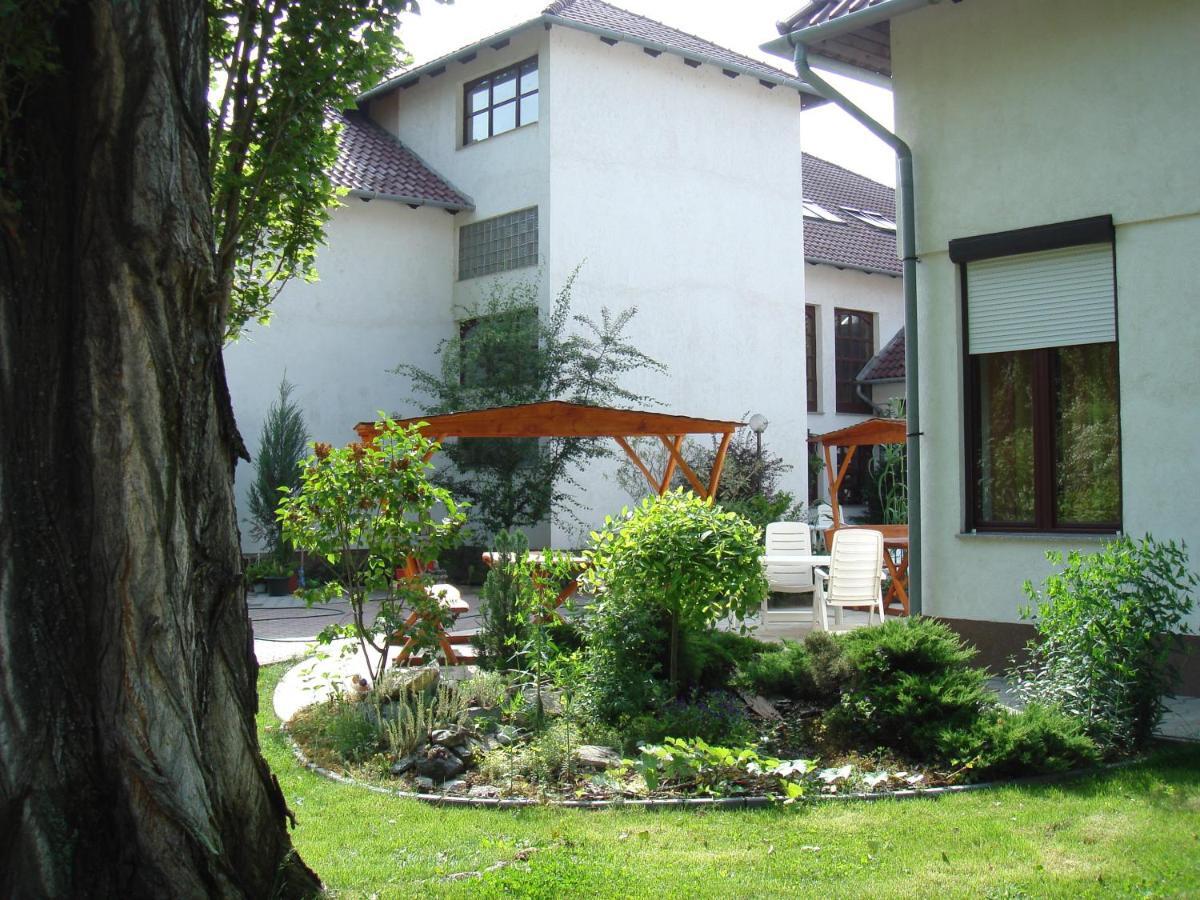 Roza Hotel Es Apartmanhaz Esztergom Exteriör bild