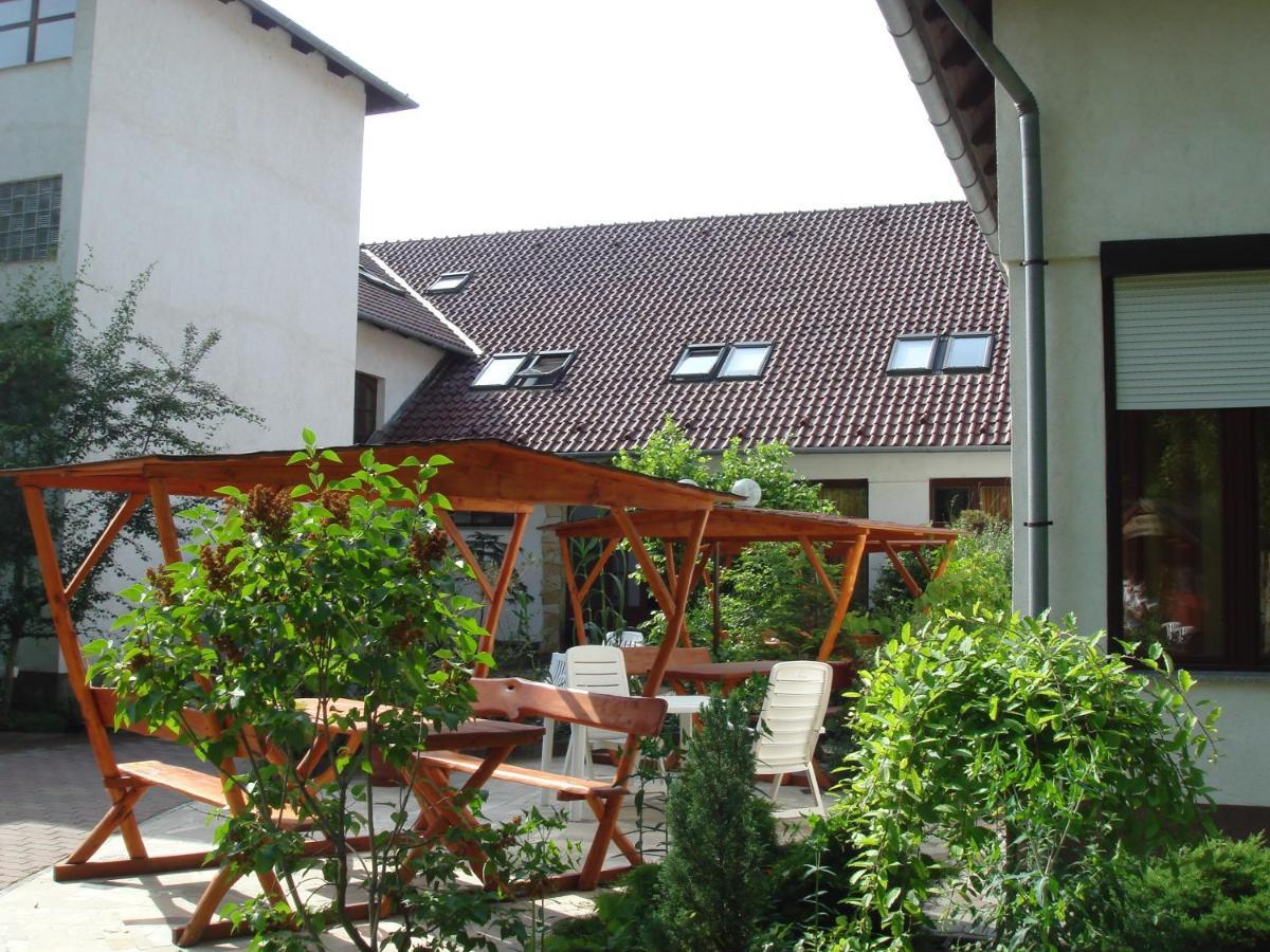 Roza Hotel Es Apartmanhaz Esztergom Exteriör bild